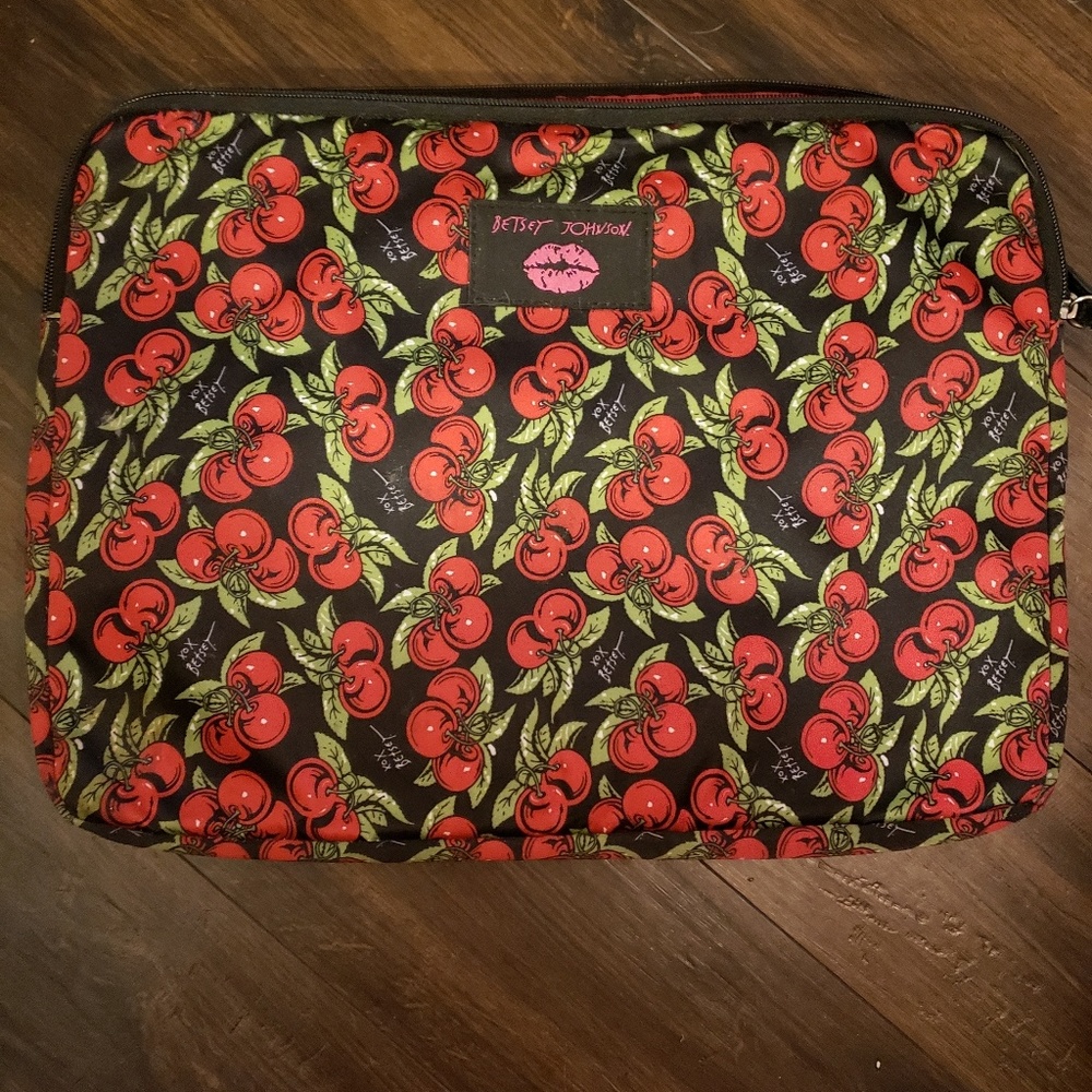 Betsey Johnson 15" laptop case